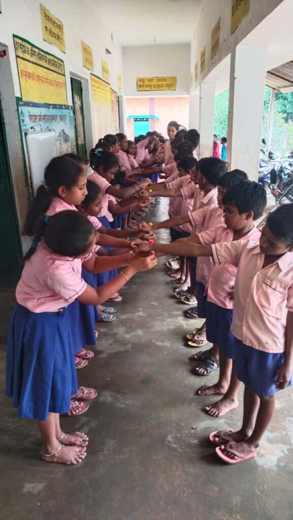 आदर्श प्राथमिक ओड़िया विद्यालय खंडामौदा में रक्षाबंधन पर्व हर्षोल्लास के साथ मनाया गया