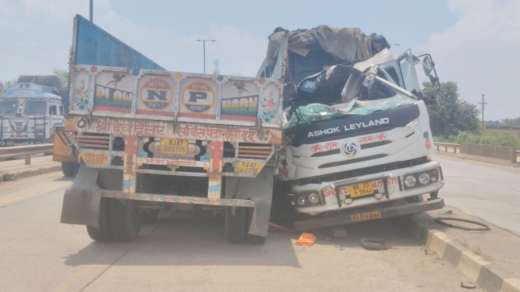 एनएच-49 पर हाईवा और टेलर की आमने-सामने टक्कर, टेलर चालक के कटे दोनों पैर, एमजीएम रेफर