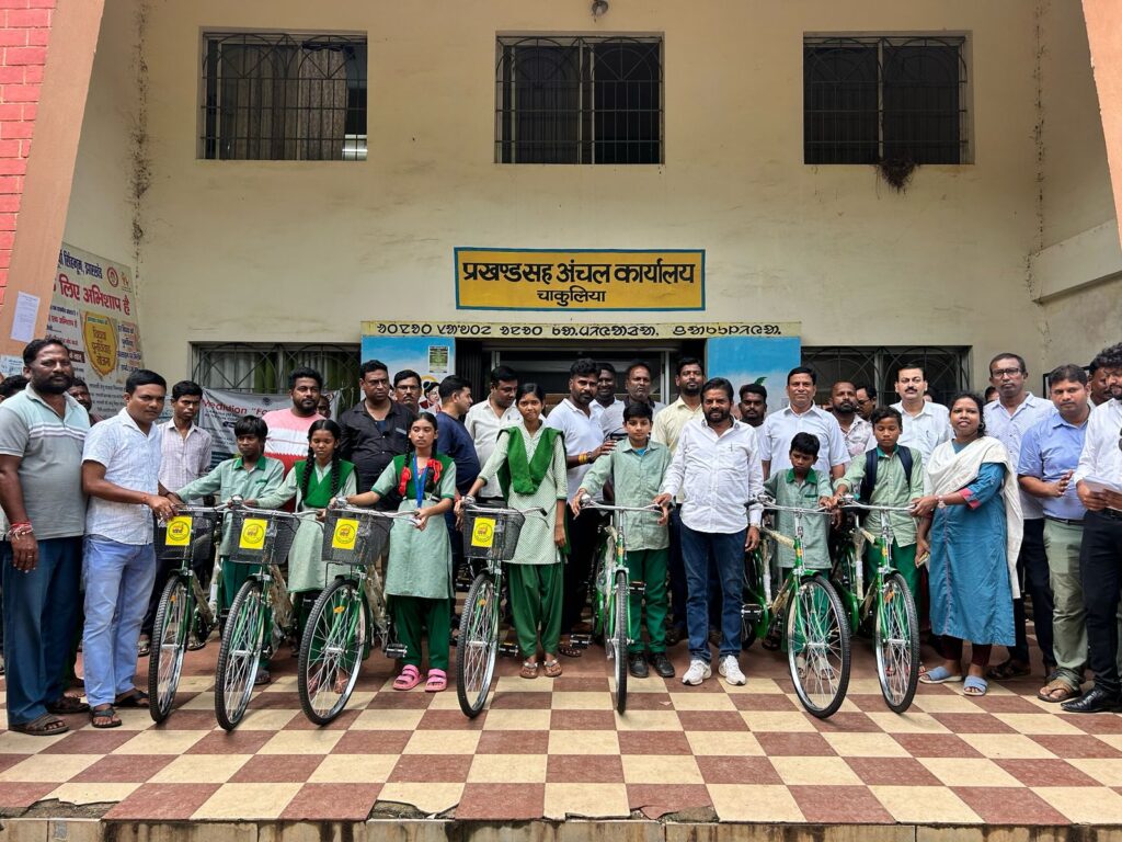 चाकुलिया में विधायक समीर महंती ने कक्षा 8 के छात्रों को किया साइकिल वितरण, शिक्षा के प्रति जागरूकता पर दिया जोर