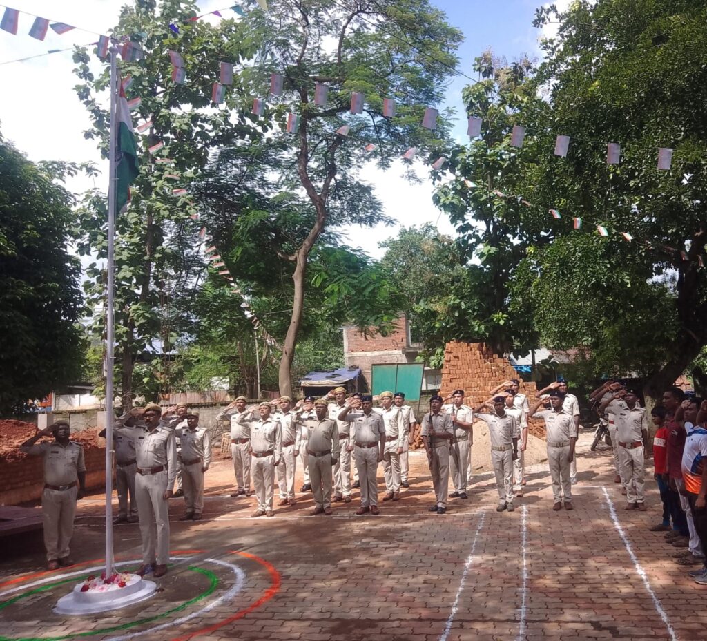 स्वतंत्रता दिवस पर चाकुलिया वन विभाग ने फहराया तिरंगा, अधिकारियों और कर्मियों ने लिया राष्ट्र सेवा का संकल्प