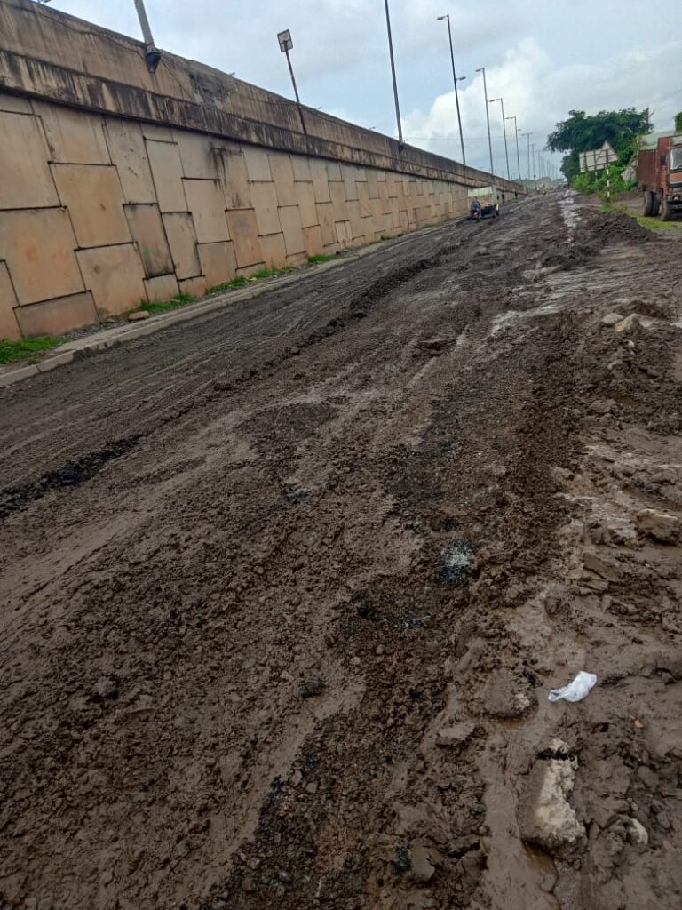 लगातार बारिश से जर्जर हुई सर्विस सड़क, कांग्रेस नेता तापस महापात्र ने सौंपा ज्ञापन