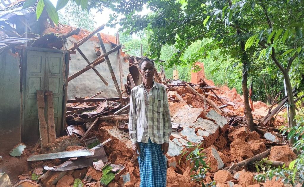 लगातार बारिश से चाकुलिया में तबाही: कई घर जमींदोज, ग्रामीण बेहाल, पुलिया पर आवागमन ठप