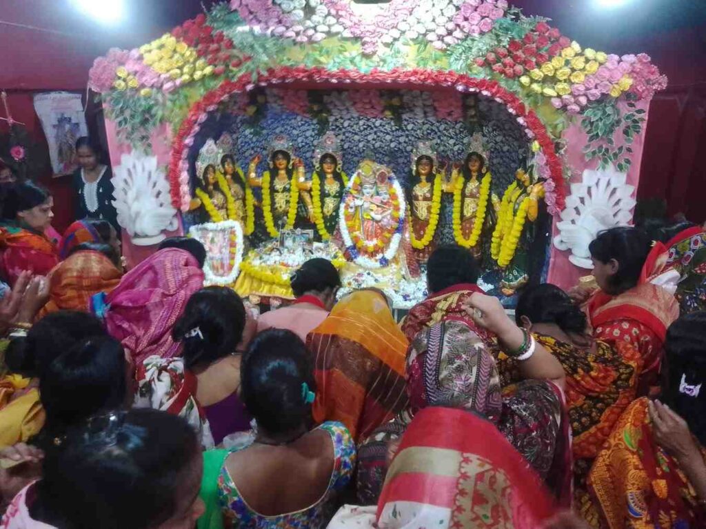 चाकुलिया के रासमंच नामो पाड़ा स्थित राधा कृष्ण मंदिर में धूमधाम से मनाई गई श्रीकृष्ण जन्माष्टमी