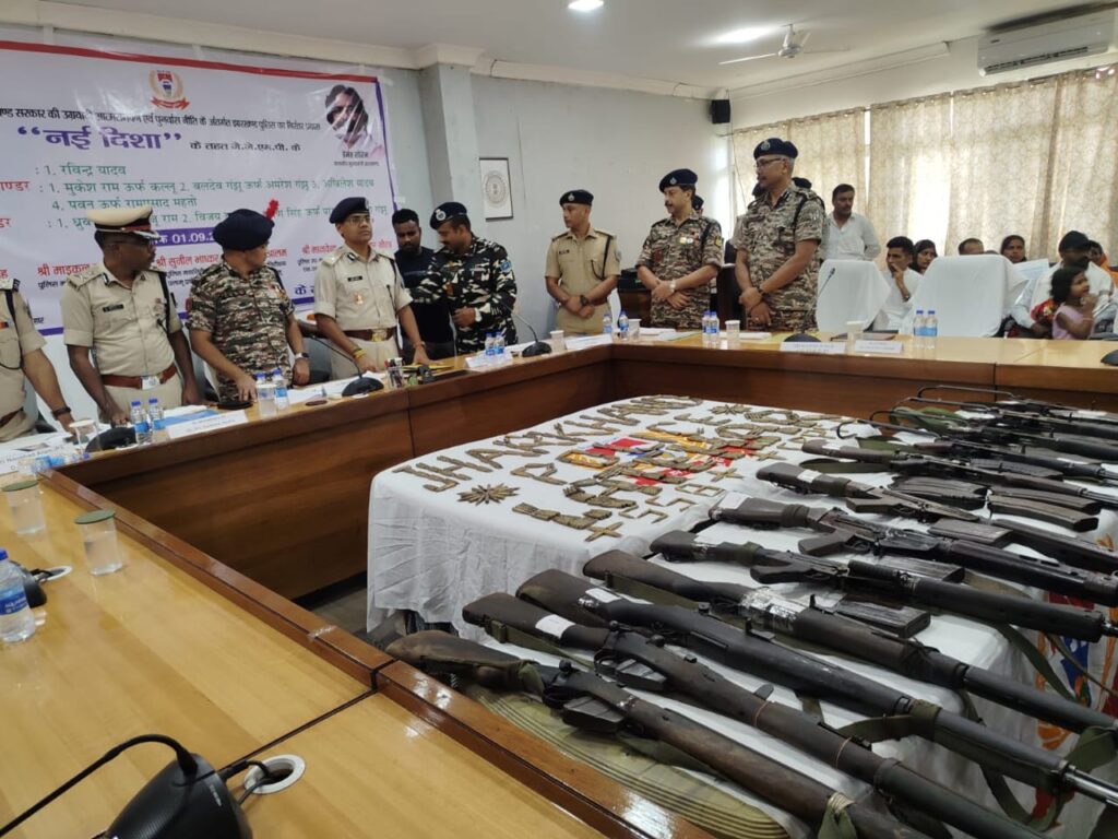 लातेहार पुलिस की बड़ी सफलता: जेजेएमपी के 9 नक्सली हथियारों संग आत्मसमर्पण, संगठन हुआ समाप्त