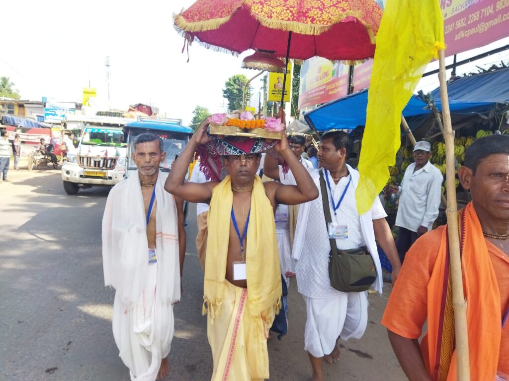 श्री चैतन्य महाप्रभु की चरण पादुका संग 400 किमी पैदल यात्रा, 250 से अधिक कृष्ण भक्त निकले पुरी धाम की ओर