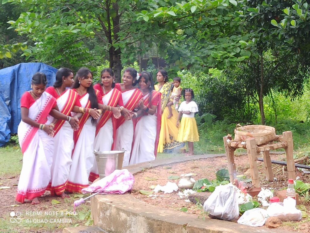 बहरागोड़ा प्रखंड के गांवों में धूमधाम से मना करमा पूजा, मांदर की थाप पर झूमे लोग