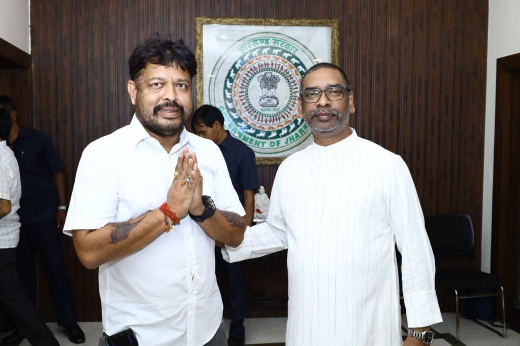 कुड़मी सेना के केंद्रीय अध्यक्ष लालटू महतो ने मुख्यमंत्री हेमंत सोरेन को किया करम महोत्सव में आमंत्रित