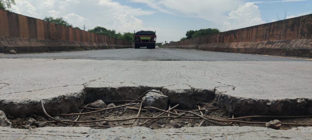 एनएच 18 और 49 की पुलियों पर उभरते गड्ढे और बाहर निकले सरिये, सड़क दुर्घटना का खतरा बढ़ा