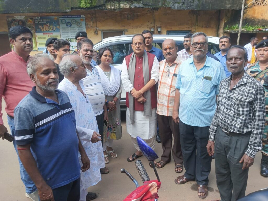 चाकुलिया: राहुल गांधी के निर्देश पर रायशुमारी के लिए पहुंचे वित्त मंत्री राधाकृष्ण किशोर और गुजरात विधायक अनंत पटेल