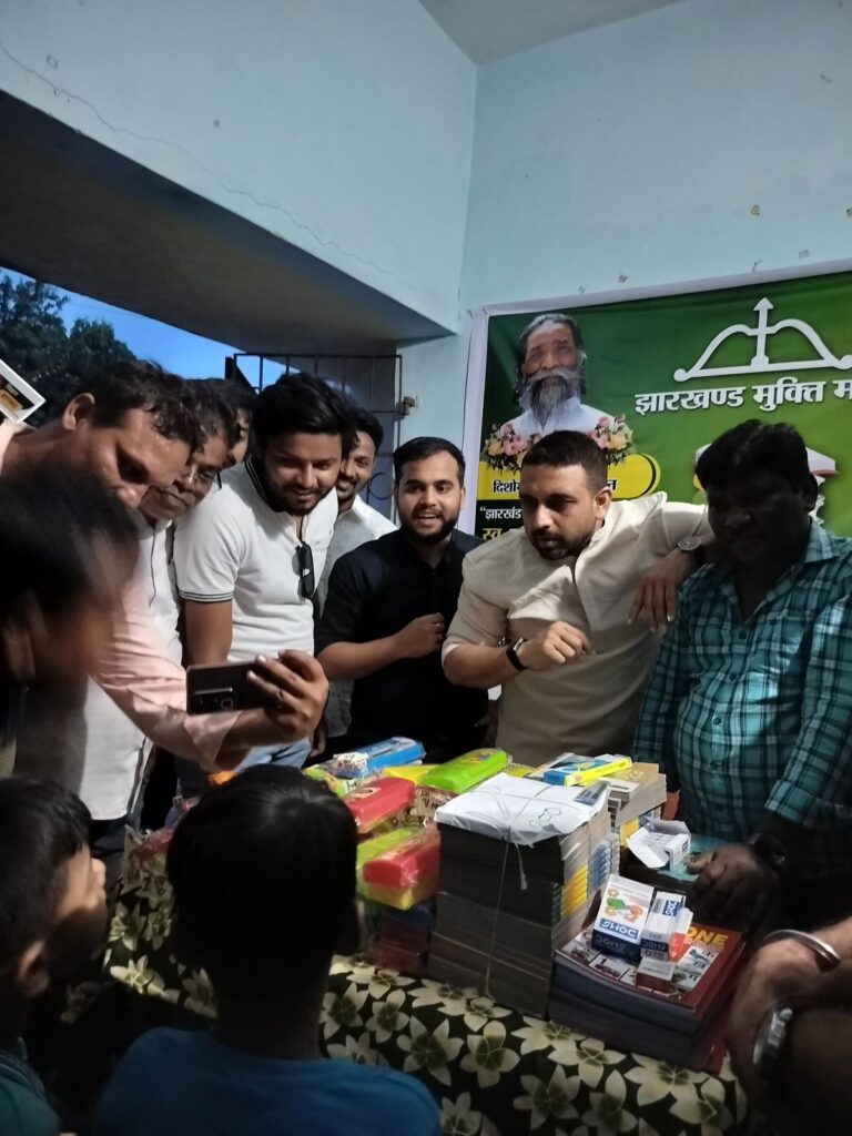 स्व. रामदास सोरेन की स्मृति में ‘हर घर कॉपी, हर हाथ कलम’ अभियान का सफल आयोजन