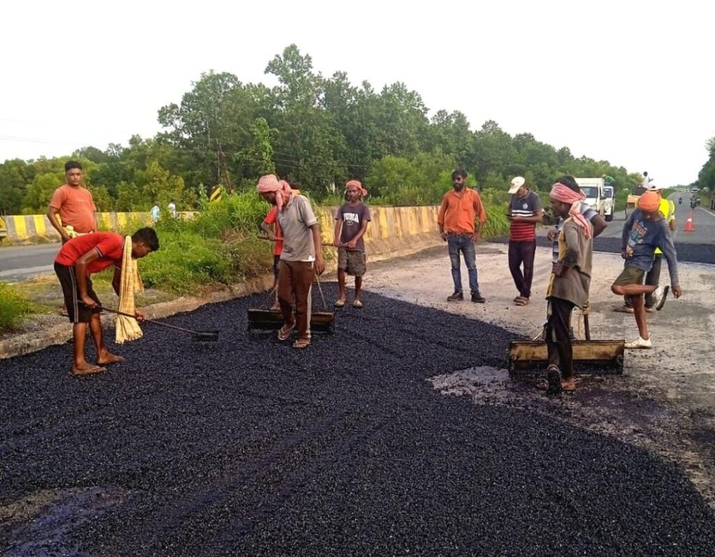 अबुआ खबर के खबर का असर: NHAI ने शुरू किया NH-18 पर गड्ढों की मरम्मत कार्य
