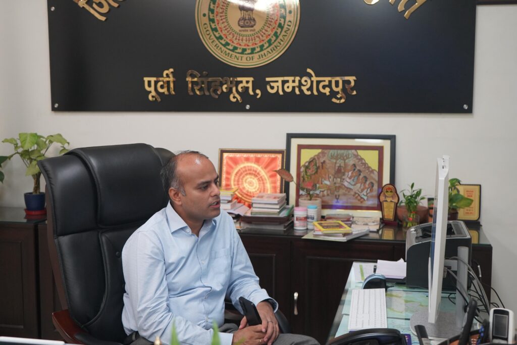 समाज कल्याण विभाग की समीक्षा बैठक में उपायुक्त कर्ण सत्यार्थी ने दिए सख्त निर्देश, लंबित कार्य जल्द पूरा करने का आदेश