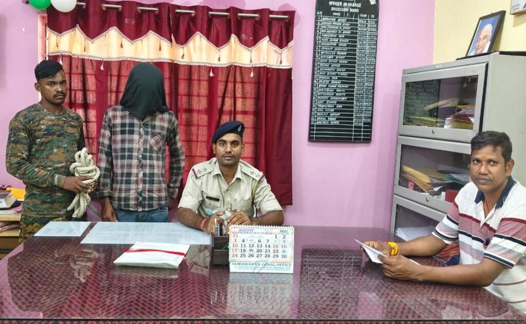 चाकुलिया: धारदार हथियार से हमले के आरोपी को पुलिस ने किया गिरफ्तार, हथियार भी बरामद