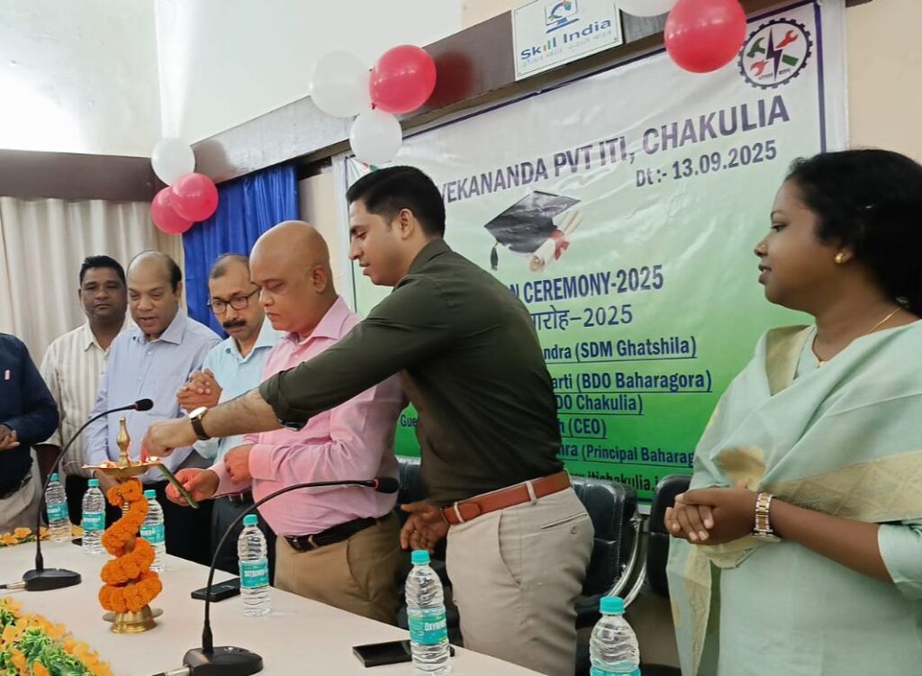 चाकुलिया: स्वामी विवेकानंद आईटीआई में दीक्षांत समारोह, मेधावी छात्रों को किया गया सम्मानित
