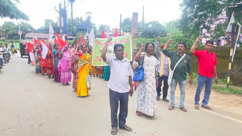 चाकुलिया: सीपीआई (एम) ने निकाला जुलूस, बीडीओ को सौंपा 11 सूत्री मांग पत्र