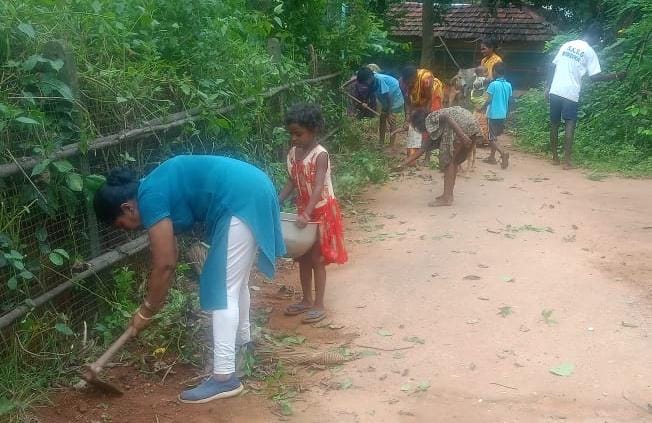 चाकुलिया: नीमडीहा गांव में महिलाओं और पुरुषों ने श्रमदान कर सड़क किनारे झाड़ियां हटाईं