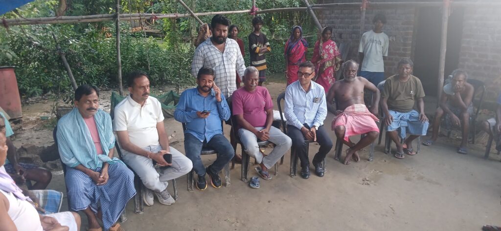 विधायक समीर महंती का बहरागोड़ा दौरा: ग्रामीणों की समस्याएँ सुनीं, मृतक परिवारों को दिया सहयोग