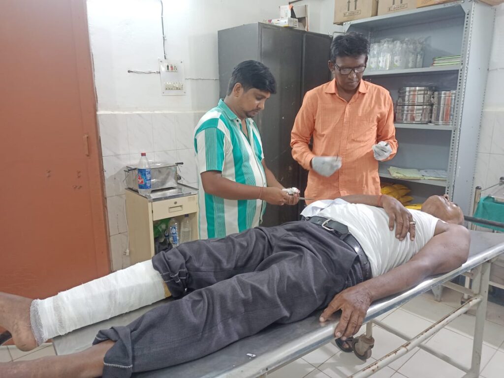 बहरागोड़ा में सड़क हादसा: मारुति वैन की टक्कर से बाइक सवार गंभीर, झाड़ग्राम रेफर