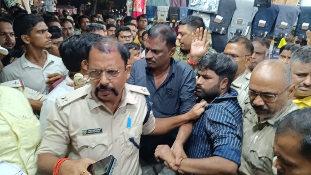 जमशेदपुर: साकची बाजार में कपड़ा कारोबारी पर स्टाफ ने किया चाकू से हमला, टाटा अस्पताल में भर्ती