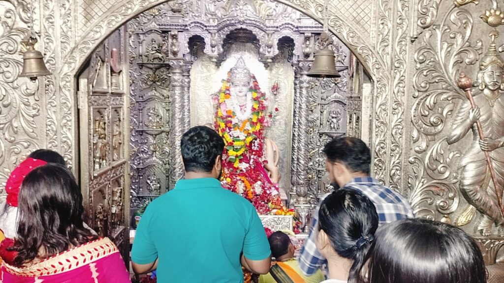 जमशेदपुर में दुर्गा पूजा की धूम, मनोकामना मंदिर में उमड़ा श्रद्धालुओं का सैलाब