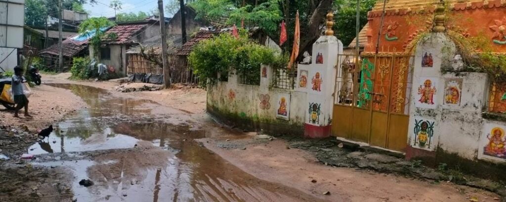 डोमजुड़ी गांव कीचड़भरी सड़कों से जूझ रहा, जल निकासी व्यवस्था ठप होने से ग्रामीण बेहाल