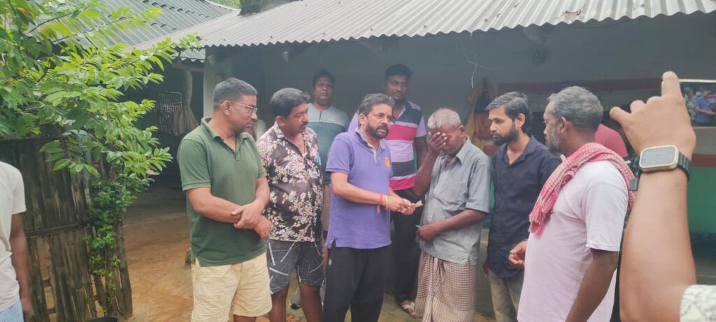 धानघोरी गांव में विधायक समीर महंती ने दी श्रद्धांजलि, शोकाकुल परिवार से मिलकर बंधाया ढांढस