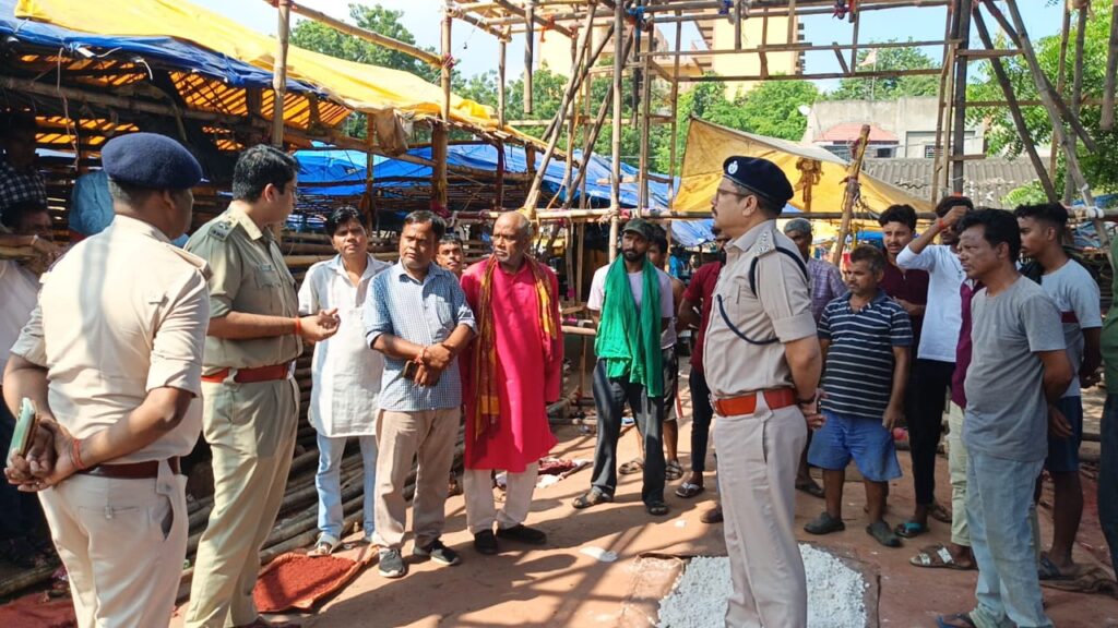 दुर्गा पूजा को लेकर पुलिस-प्रशासन सतर्क, सिटी एसपी ने पंडालों का किया निरीक्षण