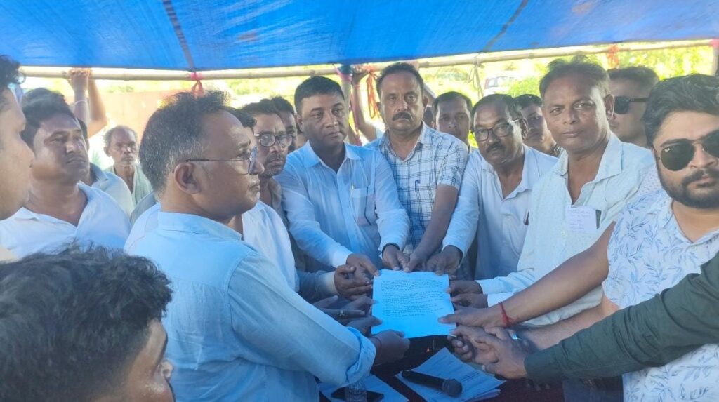 ग्लोबस स्प्रिट कंपनी पर प्रदूषण और अनियमितताओं का आरोप, ग्रामीणों ने किया धरना प्रदर्शन