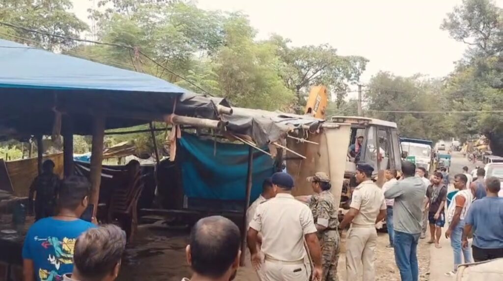 मानगो में अतिक्रमण पर प्रशासन की सख्ती, डिमना रोड से सैकड़ों फुटपाथी दुकानें हटाई गईं