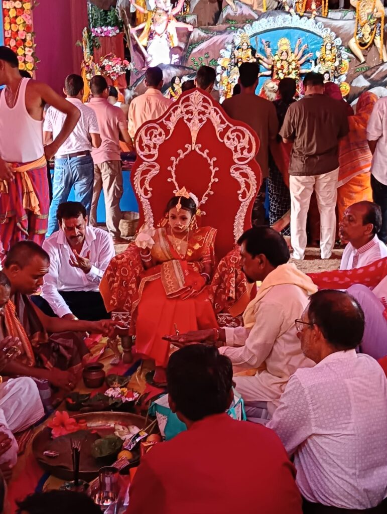 महानवमी पर इचड़ाशोल पूजा पंडाल में कुंवारी पूजन