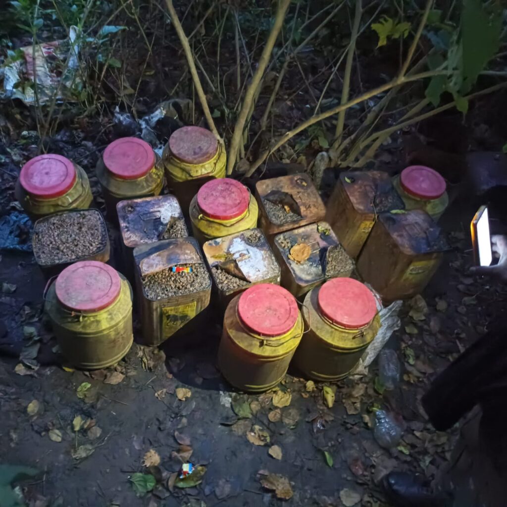 घाटशिला में अवैध शराब भट्टी पर छापेमारी, 750 किलोग्राम जावा महुआ नष्ट, 25 लीटर चुलाई शराब जब्त