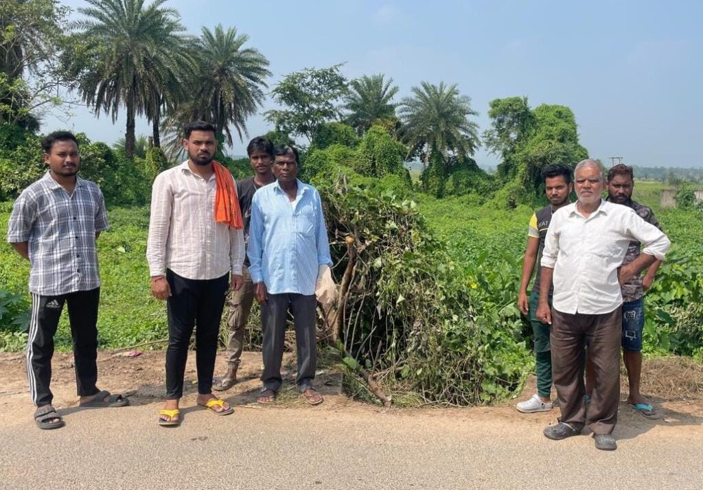 चाकुलिया: काली मंदिर के पास दूषित पानी से ग्रामीणों में आक्रोश, नगर पंचायत से स्थाई समाधान की मांग