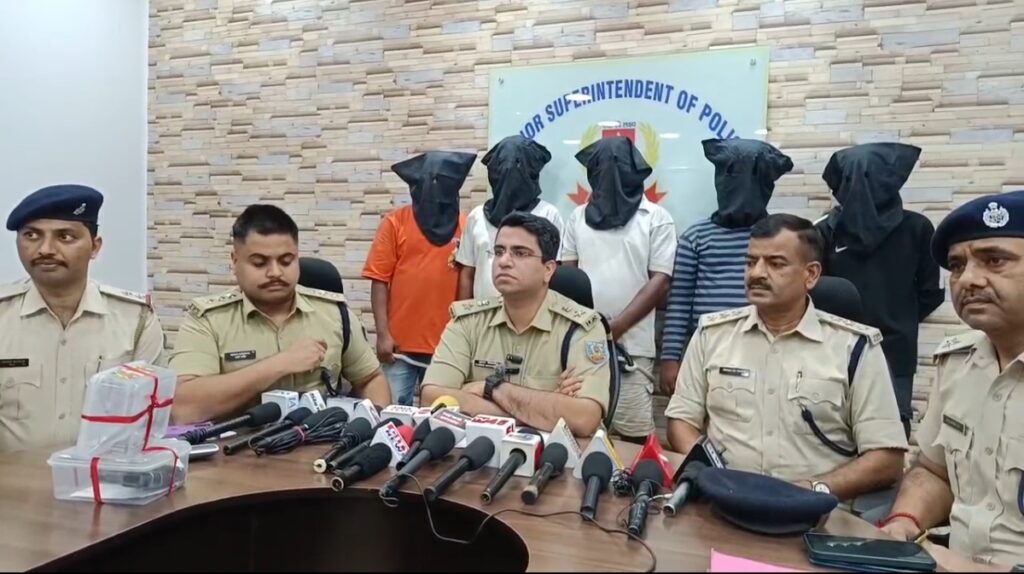 कदमा में 20 लाख की डकैती का खुलासा — पांच अपराधी गिरफ्तार, हथियार और लूट का सामान बरामद