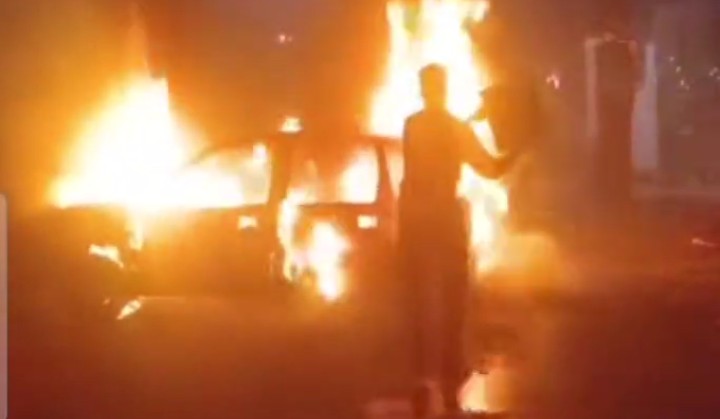 जमशेदपुर के सिदगोड़ा में खड़ी कार में लगी आग, मिनटों में जलकर खाक