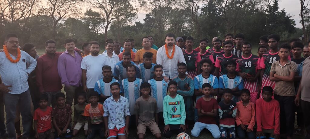 भालूकखुलिया में दो दिवसीय फुटबॉल प्रतियोगिता का आगाज़, 32 टीमों ने लिया हिस्सा