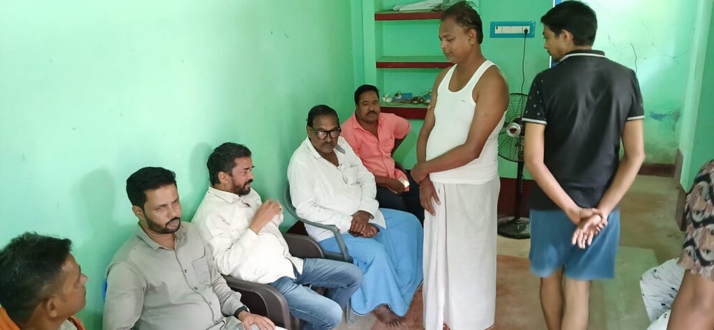 विधायक समीर महंती ने झामुमो नेता आशीष महापात्र के पिता के निधन पर जताया शोक, परिजनों से मिले