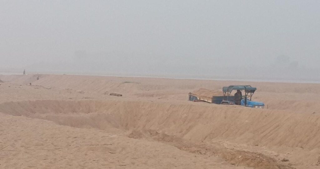 अवैध बालू उत्खनन का गढ़ बना बहरागोड़ा, करोड़ों का राजस्व चूना!