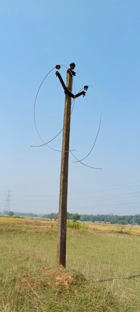 बहरागोड़ा: गुहियापाल में 11,000 वोल्ट बिजली तार की चोरी, चोरों ने तोड़े सीमेंट के पोल — क्षेत्र अंधेरे में डूबा