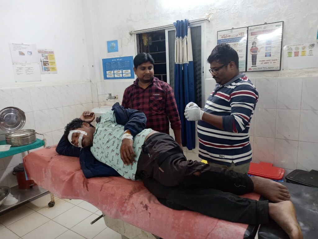 बहरागोड़ा-चाकुलिया मुख्य सड़क पर सड़क दुर्घटना: ग्राम प्रधान और वृद्ध महिला घायल