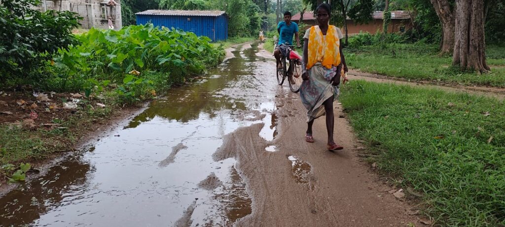 आड़ंग गांव की सड़कें बनीं कीचड़मय, ग्रामीणों का जीवन अस्त-व्यस्त।