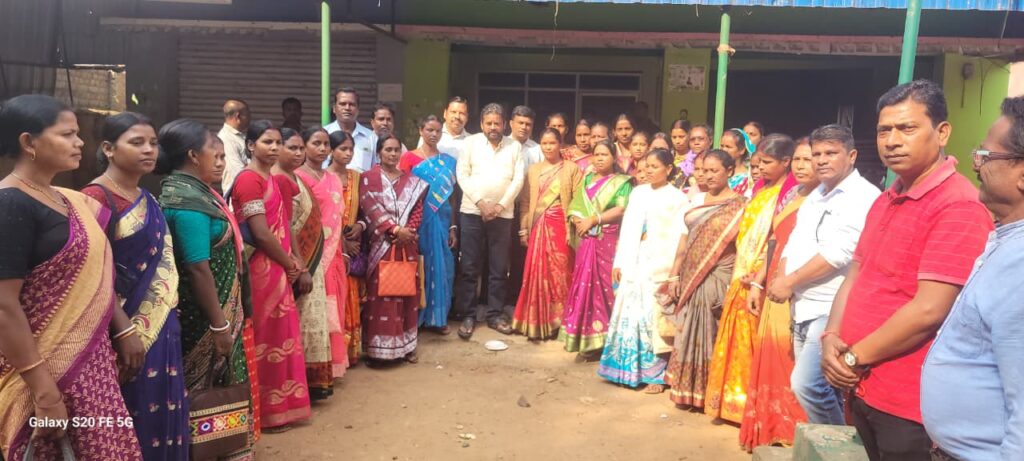 चाकुलिया: झारखंड प्रदेश विद्यालय रसोईयां,संयोजिका अध्यक्ष संघ ने विधायक समीर मोहंती को सीएम के नाम सौंपा ज्ञापन