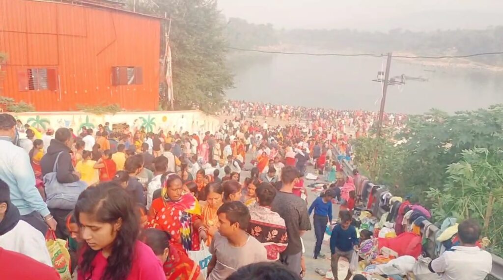 कार्तिक पूर्णिमा पर जमशेदपुर में उमड़ा श्रद्धा का सागर, स्वर्णरेखा और खरकई घाटों पर हजारों ने लगाई आस्था की डुबकी