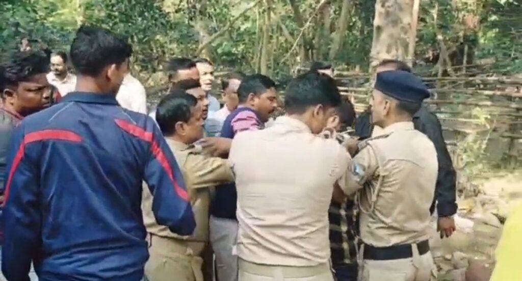 जमशेदपुर के कचहरी बाबा मंदिर परिसर में हंगामा — भूमि घेरने पहुंची जूसको टीम, मंदिर समिति ने जताया विरोध