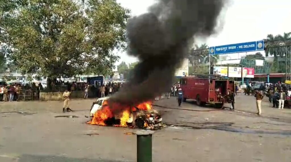 टाटानगर स्टेशन के बाहर चलती कार में लगी आग, मौके पर अफरा-तफरी; दमकल ने आधे घंटे में पाया काबू