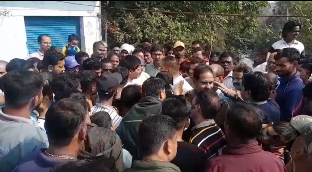 जमशेदपुर: भुइयाँडीह कल्याणनगर बस्ती में जूसको की टीम का विरोध, अवैध पानी कनेक्शन हटाने पर एक घंटे तक हंगामा