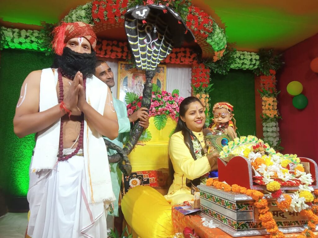 चाकुलिया के रास मंच मंदिर परिसर में आयोजित श्रीमद भागवत कथा का चौथा दिन