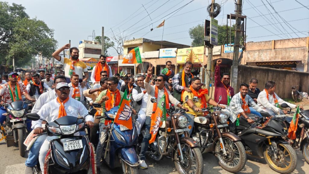 घाटशिला उपचुनाव: अर्जुन मुंडा ने किया रोड शो, कहा — हेमंत सरकार निकम्मी और भ्रष्ट, जनता बदलाव के मूड में