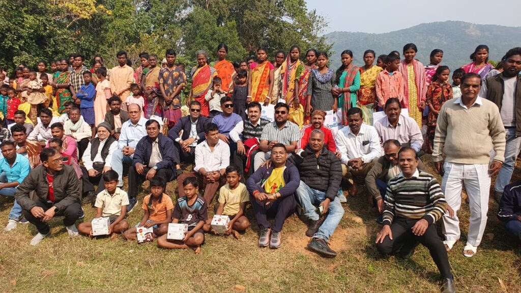 जमशेदपुर की सामाजिक संस्था पीएसएफ ने स्थापना दिवस को समर्पित किया कोराड़कोचा गांव, 34 जरूरतमंद परिवारों को मिली सहायता