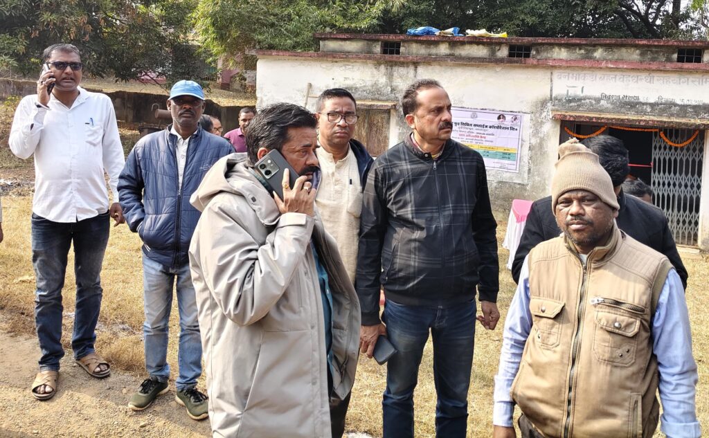 धान अधिप्राप्ति में अव्यवस्था पर भड़के विधायक समीर कुमार मोहंती, बनमाकुड़ी लैम्पस में उद्घाटन किए बिना लौटे