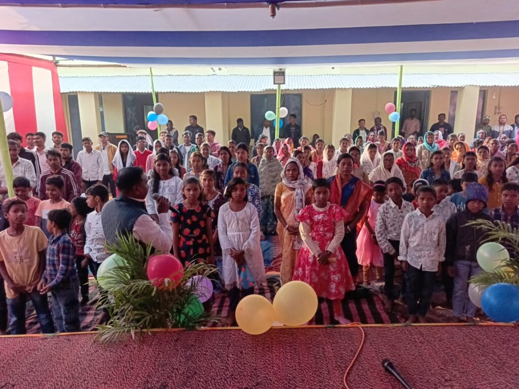 बहरागोड़ा: बानियाकुंदर चर्च में धूमधाम से मना क्रिसमस, प्रार्थना और कैरोल से गूंजा परिसर